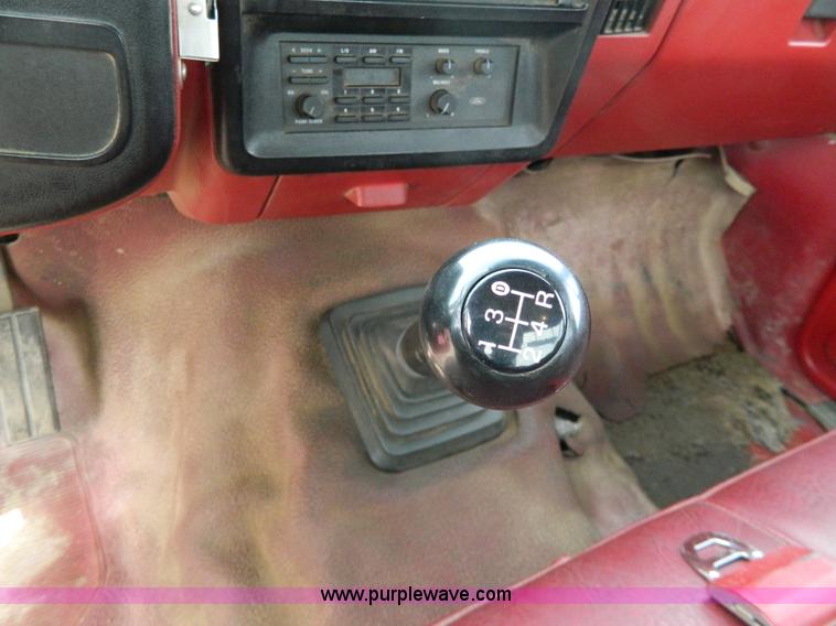 image for item G7836 1989 Ford F350 flatbed pickup truck