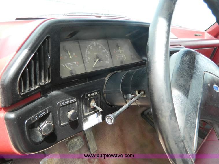 image for item G7836 1989 Ford F350 flatbed pickup truck