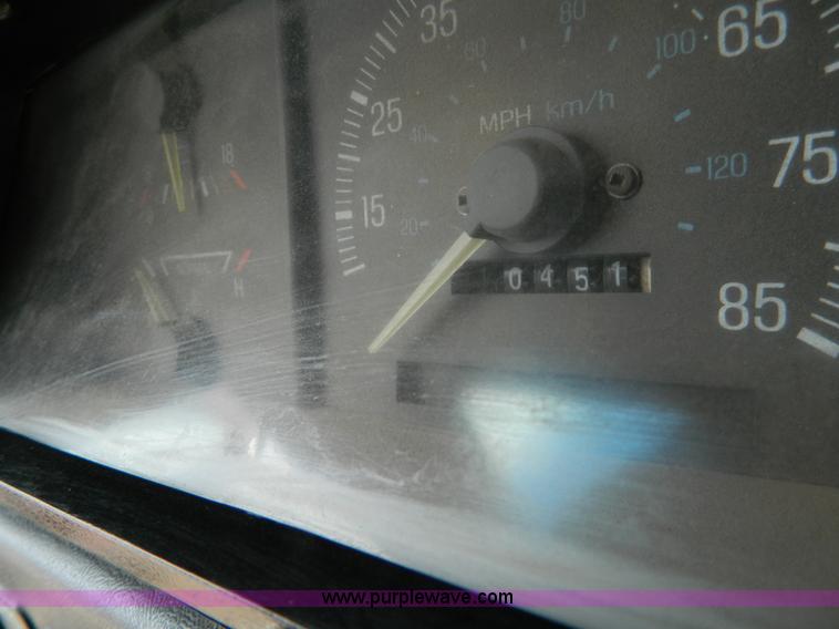 image for item G7836 1989 Ford F350 flatbed pickup truck