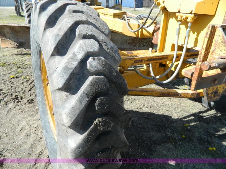 image for item G7837 1976 Caterpillar 120G motor grader