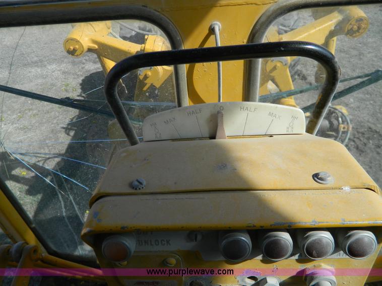 image for item G7837 1976 Caterpillar 120G motor grader