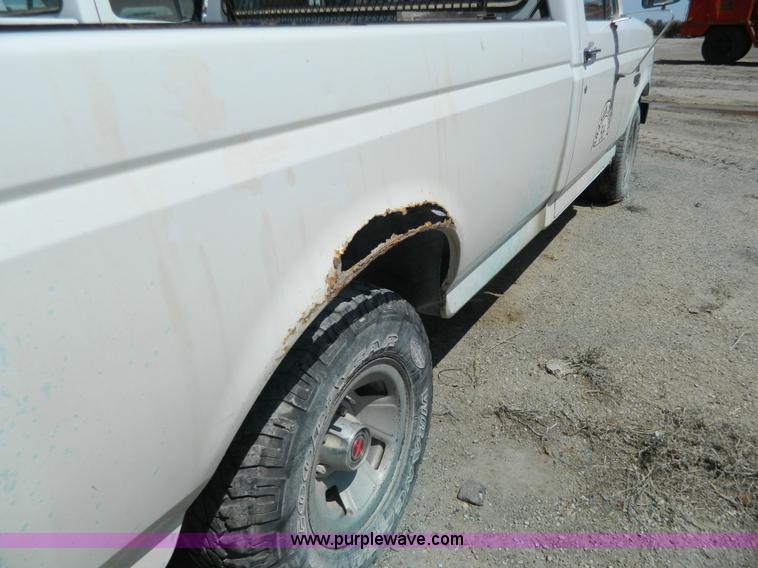 image for item G7845 1993 Ford F150 XL pickup truck