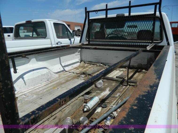 image for item G7845 1993 Ford F150 XL pickup truck