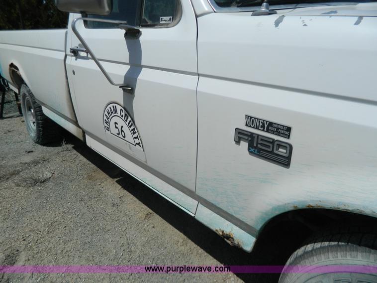 image for item G7845 1993 Ford F150 XL pickup truck