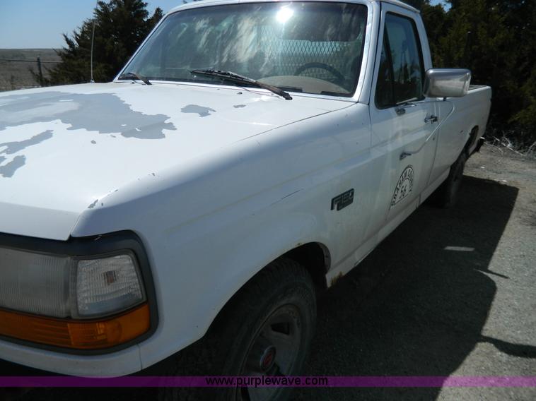 image for item G7845 1993 Ford F150 XL pickup truck