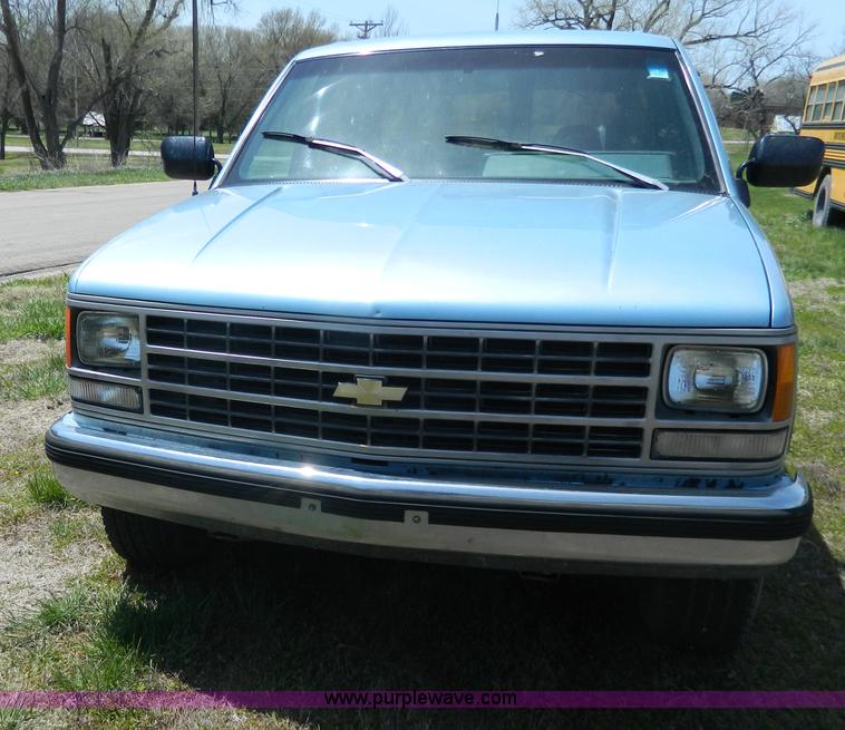 image for item G7847 1993 Chevrolet Suburban 2500 SUV