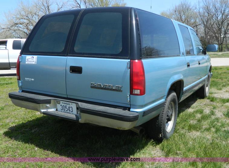 image for item G7847 1993 Chevrolet Suburban 2500 SUV