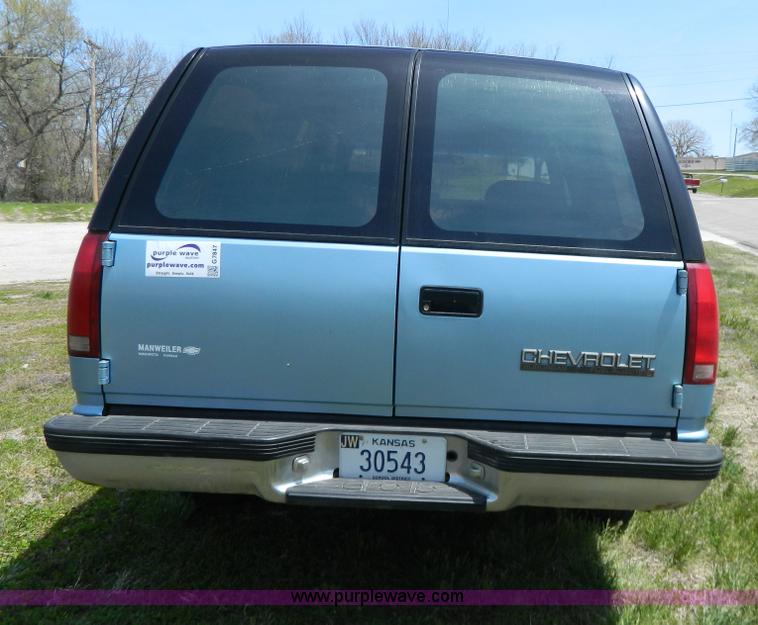 image for item G7847 1993 Chevrolet Suburban 2500 SUV