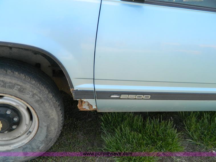 image for item G7847 1993 Chevrolet Suburban 2500 SUV