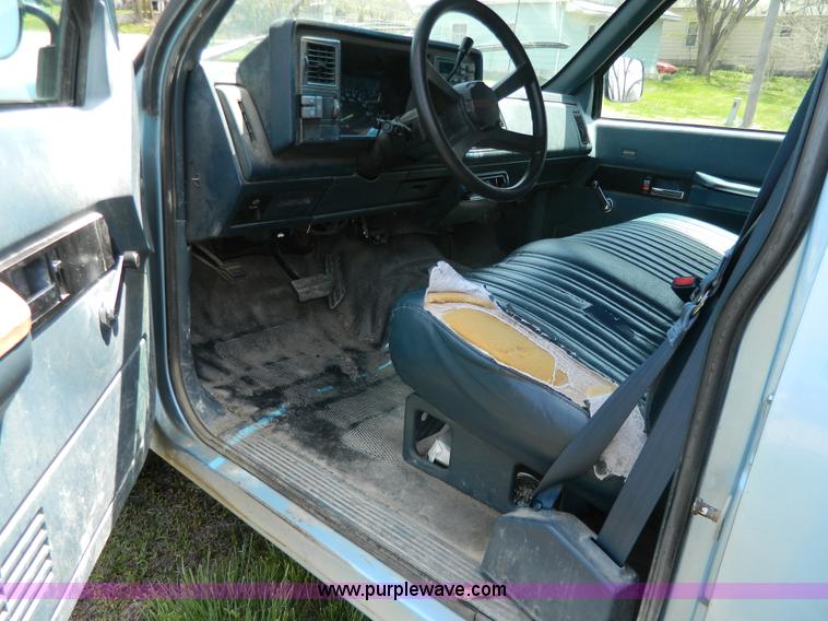 image for item G7847 1993 Chevrolet Suburban 2500 SUV