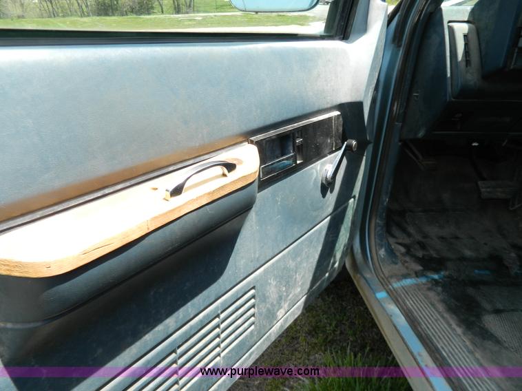 image for item G7847 1993 Chevrolet Suburban 2500 SUV