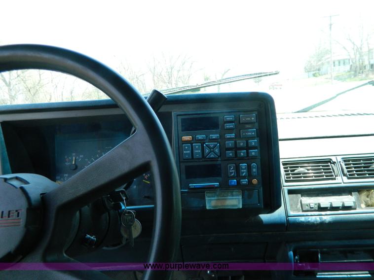 image for item G7847 1993 Chevrolet Suburban 2500 SUV