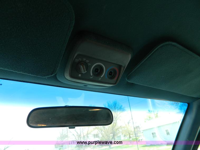 image for item G7847 1993 Chevrolet Suburban 2500 SUV