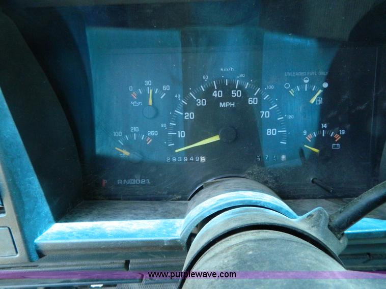 image for item G7847 1993 Chevrolet Suburban 2500 SUV