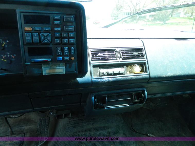 image for item G7847 1993 Chevrolet Suburban 2500 SUV