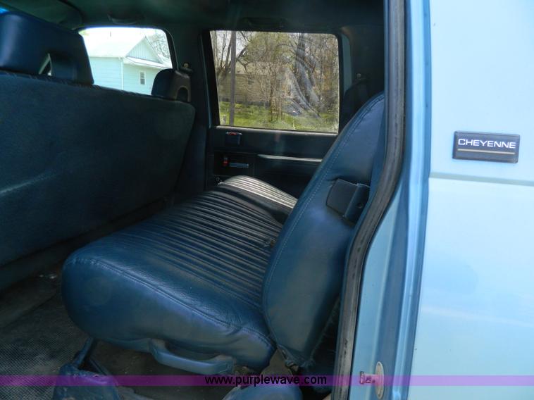 image for item G7847 1993 Chevrolet Suburban 2500 SUV