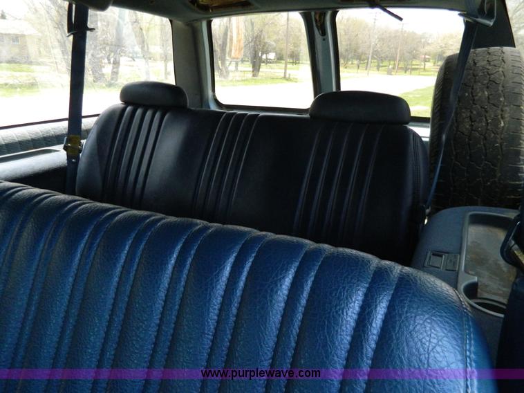 image for item G7847 1993 Chevrolet Suburban 2500 SUV