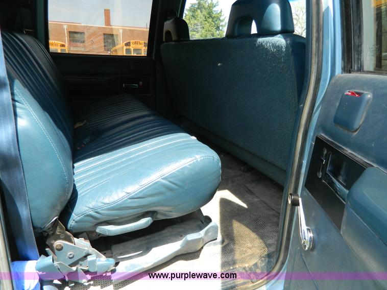 image for item G7847 1993 Chevrolet Suburban 2500 SUV