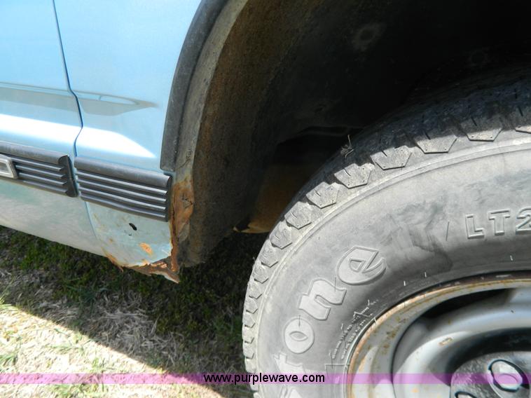 image for item G7847 1993 Chevrolet Suburban 2500 SUV