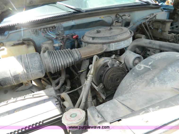 image for item G7847 1993 Chevrolet Suburban 2500 SUV