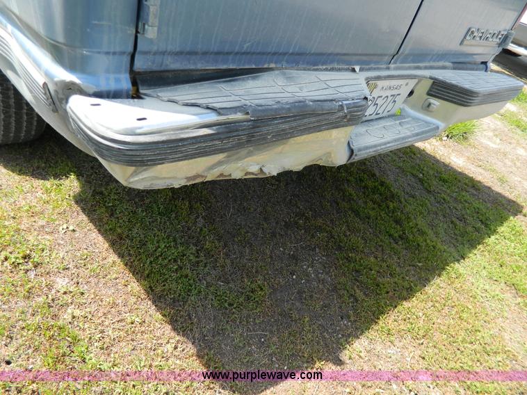 image for item G7852 1995 Chevrolet Suburban 1500 SUV