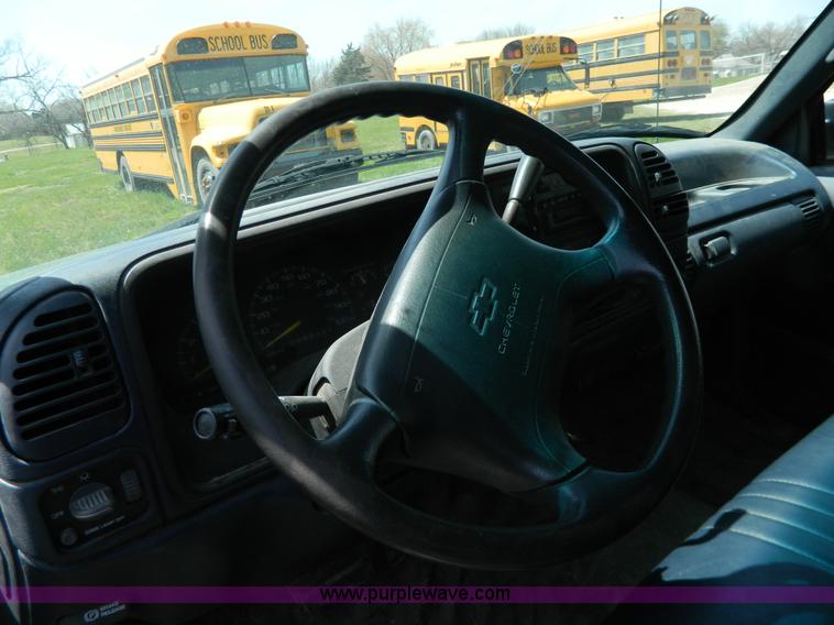 image for item G7852 1995 Chevrolet Suburban 1500 SUV