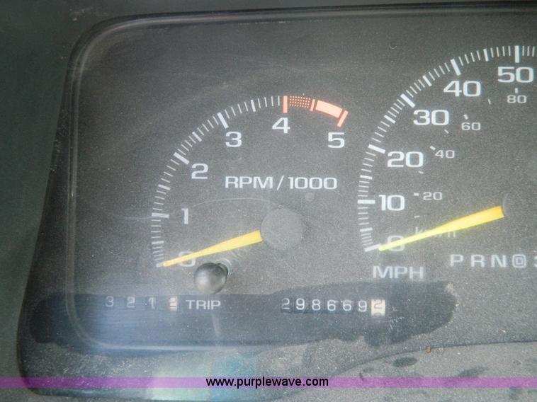 image for item G7852 1995 Chevrolet Suburban 1500 SUV