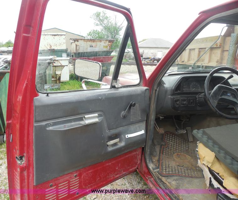 image for item H3169 1991 Ford F150 Custom pickup truck