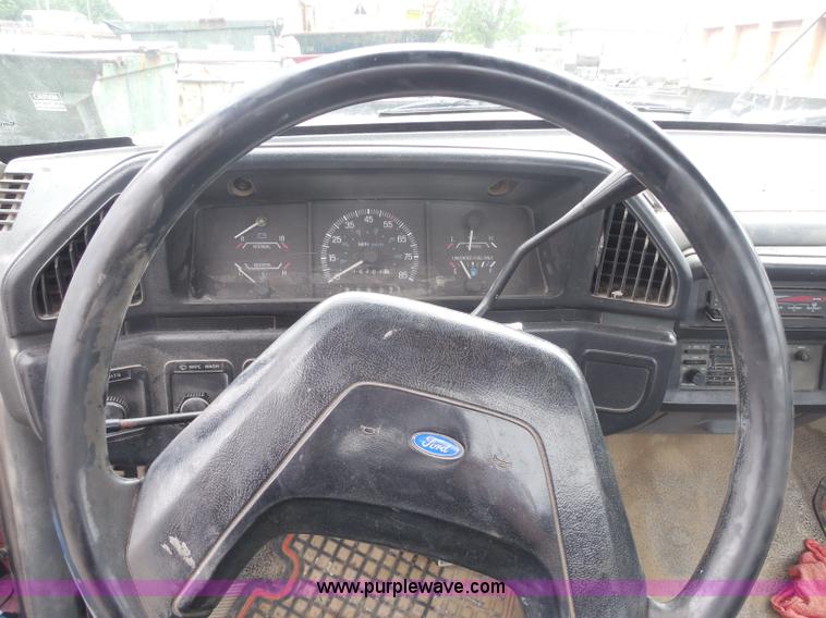 image for item H3169 1991 Ford F150 Custom pickup truck