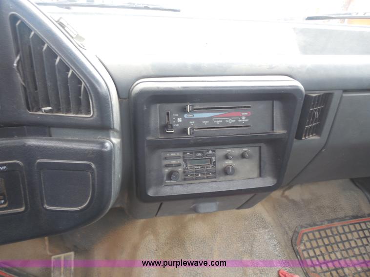 image for item H3169 1991 Ford F150 Custom pickup truck