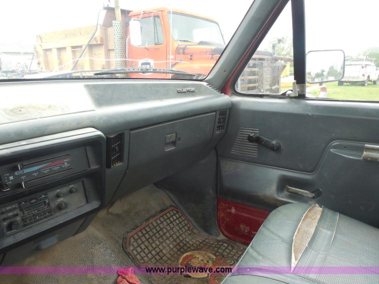 image for item H3169 1991 Ford F150 Custom pickup truck