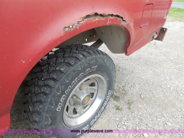 image for item H3169 1991 Ford F150 Custom pickup truck