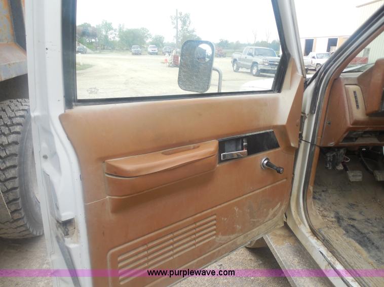 image for item H3184 1992 Chevrolet Chyenne 3500 utility truck