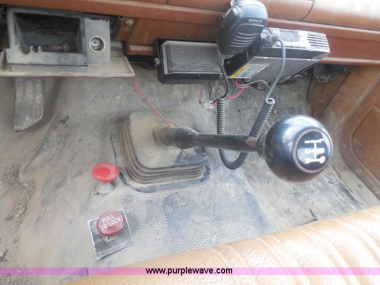 image for item H3184 1992 Chevrolet Chyenne 3500 utility truck