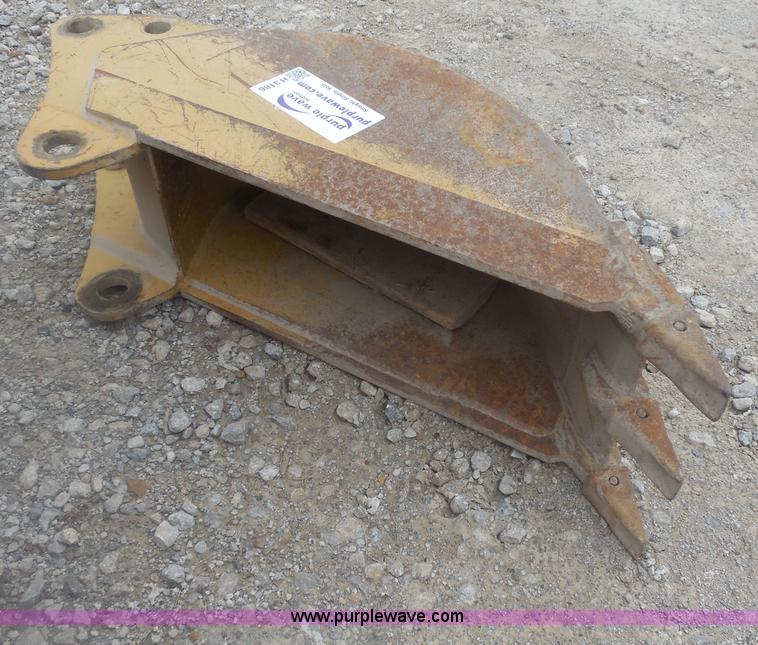 image for item H3186 Three tooth bucket