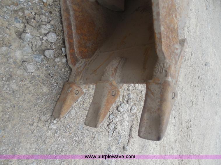 image for item H3186 Three tooth bucket