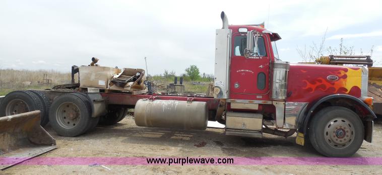 image for item H3199 1990 Peterbilt 379 semi truck