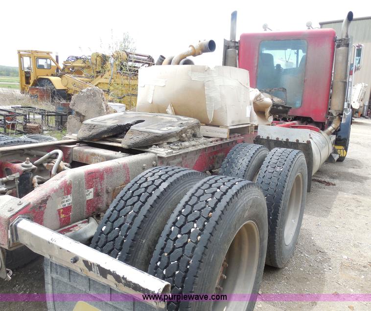 image for item H3199 1990 Peterbilt 379 semi truck