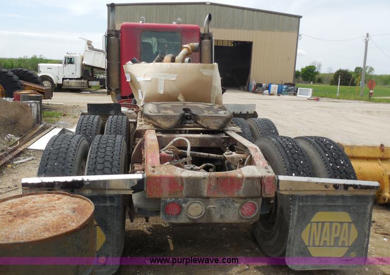 image for item H3199 1990 Peterbilt 379 semi truck