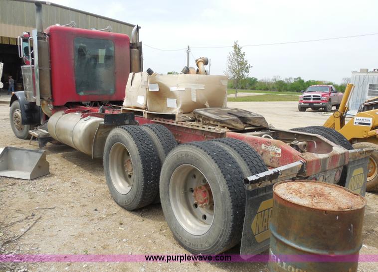 image for item H3199 1990 Peterbilt 379 semi truck