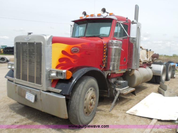 image for item H3199 1990 Peterbilt 379 semi truck