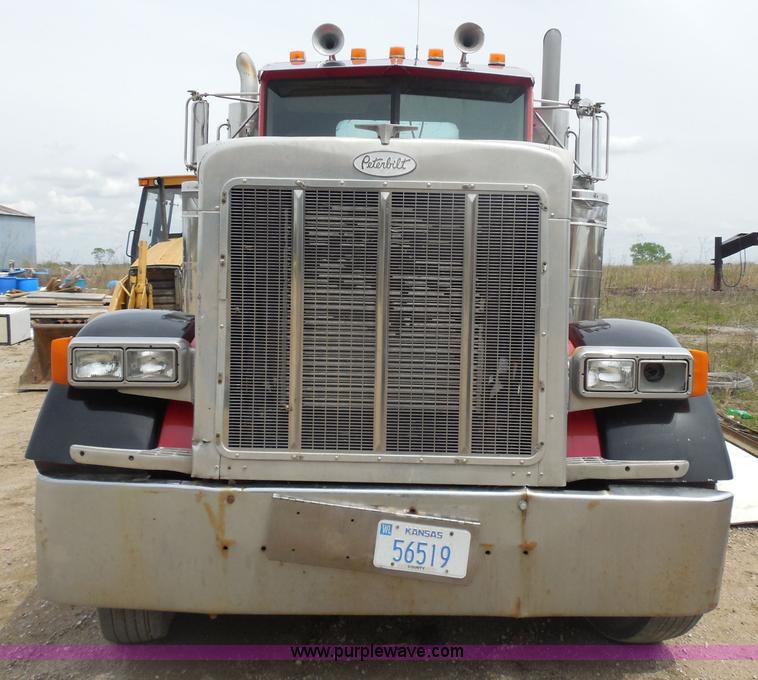 image for item H3199 1990 Peterbilt 379 semi truck