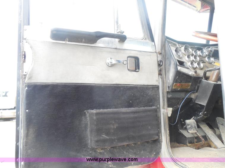 image for item H3199 1990 Peterbilt 379 semi truck