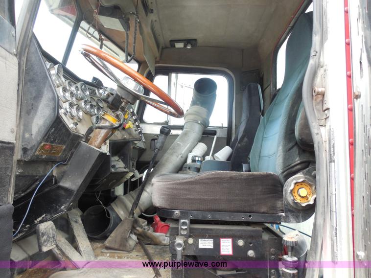 image for item H3199 1990 Peterbilt 379 semi truck