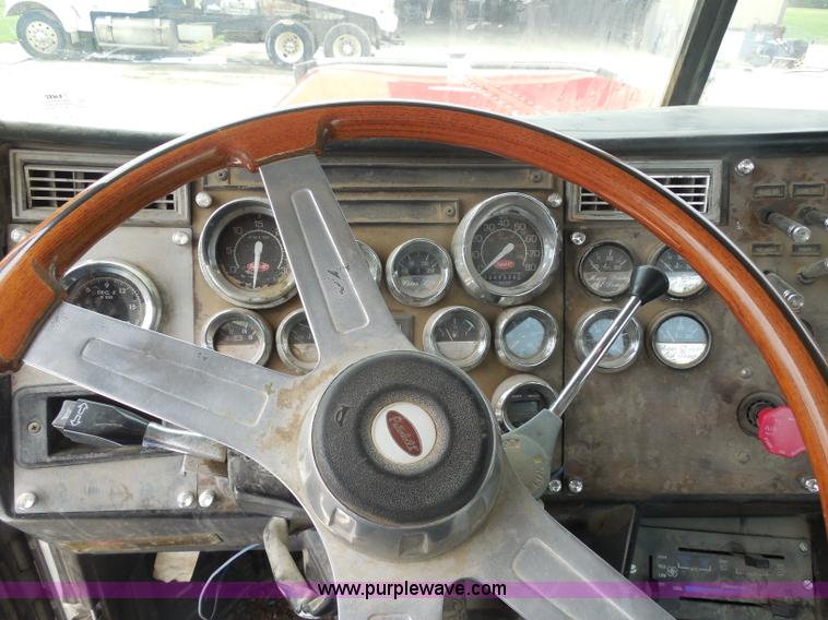 image for item H3199 1990 Peterbilt 379 semi truck