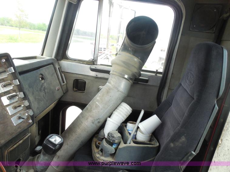 image for item H3199 1990 Peterbilt 379 semi truck