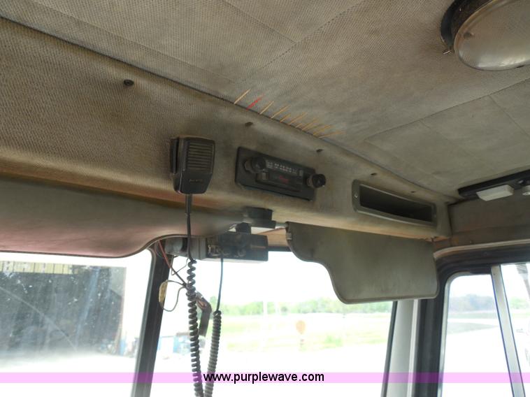 image for item H3199 1990 Peterbilt 379 semi truck