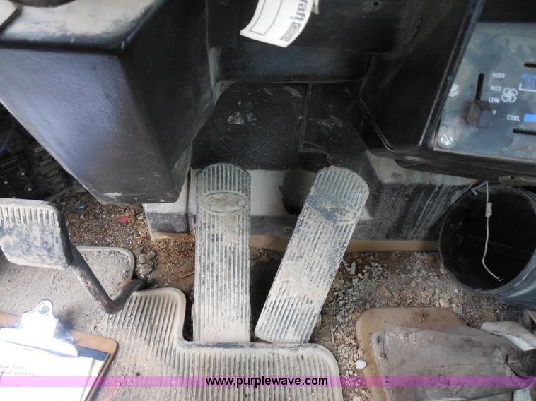 image for item H3199 1990 Peterbilt 379 semi truck