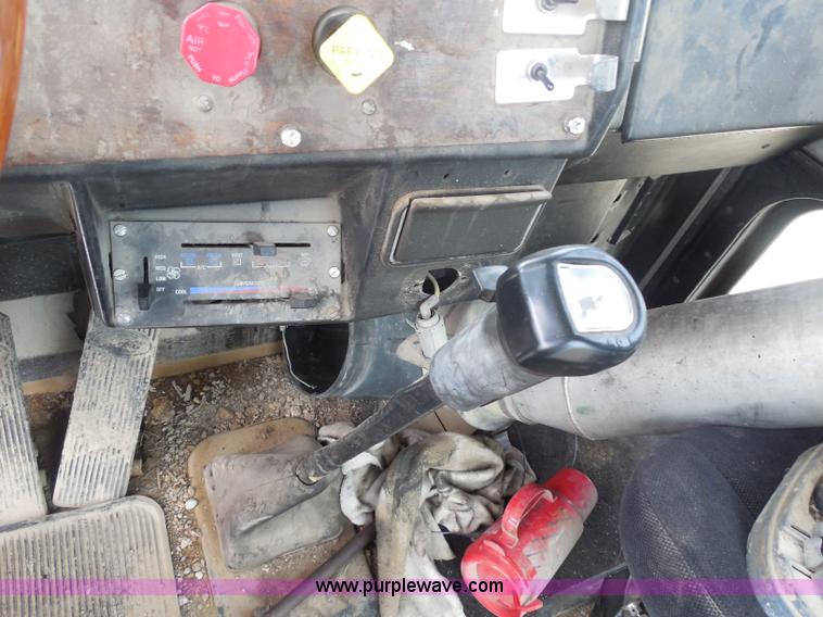 image for item H3199 1990 Peterbilt 379 semi truck