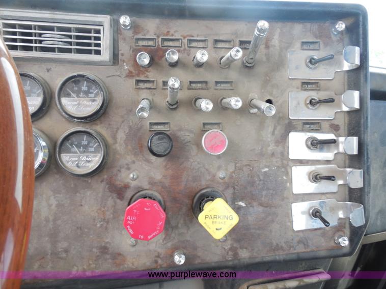 image for item H3199 1990 Peterbilt 379 semi truck